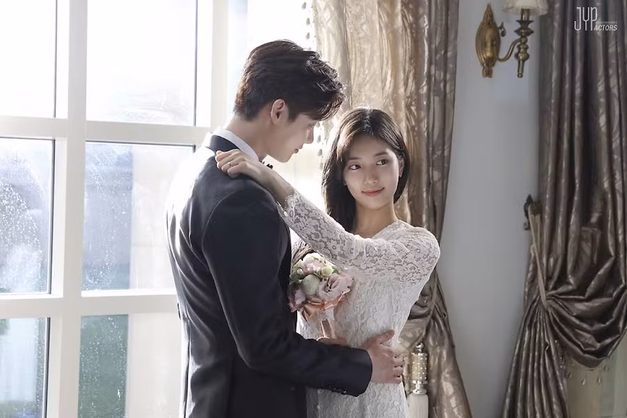 Cặp đôi Suzy và Lee Jong Suk trong bộ phim Khi nàng say giấc. Cặp đôi Suzy và Lee Jong Suk trong bộ phim Khi nàng say giấc.