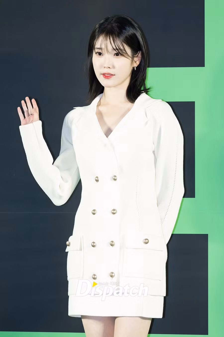 Khi những bức ảnh của IU được đăng tải đã nhận được nhiều bình luận trái chiều từ người hâm mộ. Trong khi một số cho rằng IU trông khỏe khoắn và có tăng cân thì số khác lại không thấy vậy nhưng đều nhất trí rằng IU trông trẻ trung hơn rất nhiều. Khi những bức ảnh của IU được đăng tải đã nhận được nhiều bình luận trái chiều từ người hâm mộ. Trong khi một số cho rằng IU trông khỏe khoắn và có tăng cân thì số khác lại không thấy vậy nhưng đều nhất trí rằng IU trông trẻ trung hơn rất nhiều.