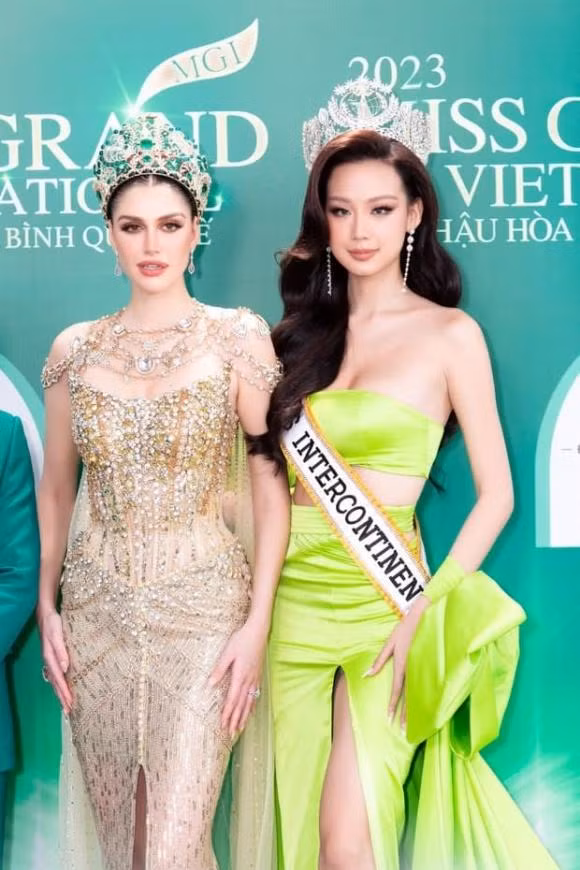 Bảo Ngọc đeo sash chụp ảnh cùng Hoa hậu đẹp nhất thế giới. Bảo Ngọc đeo sash chụp ảnh cùng Hoa hậu đẹp nhất thế giới.