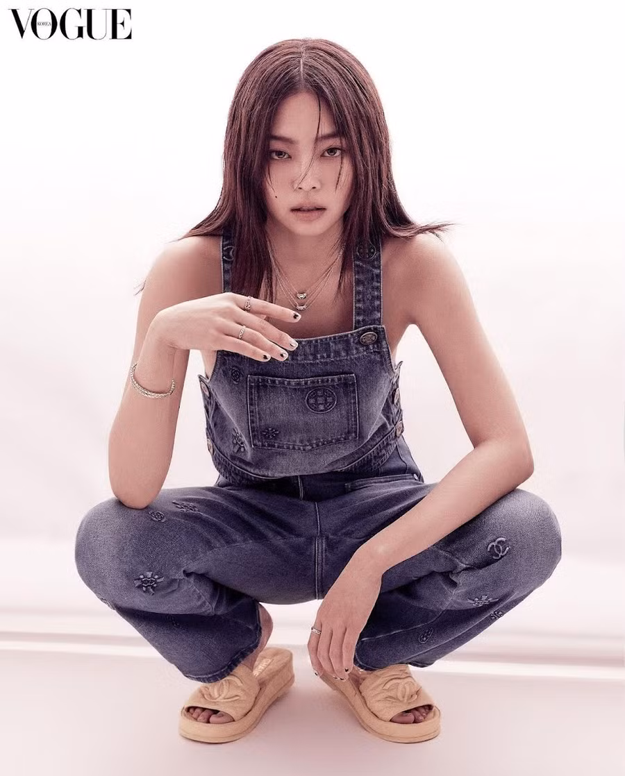 Vẻ ngoài của Jennie thay đổi hoàn toàn trong bức ảnh này từ buổi chụp hình cho tạp chí Vogue Korea năm 2021. Lông mày của cô ấy được vẽ đậm hơn bình thường, tạo cho Jennie vẻ ngoài táo bạo trong khi vẫn giữ cho phần trang điểm còn lại của cô ấy trông thật tự nhiên. Vẻ ngoài của Jennie thay đổi hoàn toàn trong bức ảnh này từ buổi chụp hình cho tạp chí Vogue Korea năm 2021. Lông mày của cô ấy được vẽ đậm hơn bình thường, tạo cho Jennie vẻ ngoài táo bạo trong khi vẫn giữ cho phần trang điểm còn lại của cô ấy trông thật tự nhiên.