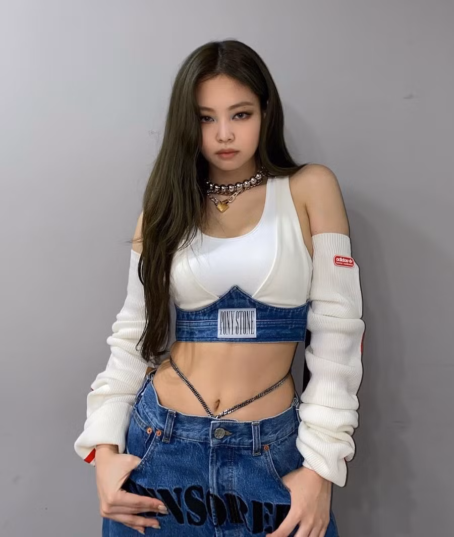 Một điểm nhấn màu xanh lam ở góc trong của mắt và phấn mắt màu khói là điểm ấn tượng cho phong cách trang điểm này, và phần còn lại dành cho vẻ đẹp tự nhiên của Jennie. Một điểm nhấn màu xanh lam ở góc trong của mắt và phấn mắt màu khói là điểm ấn tượng cho phong cách trang điểm này, và phần còn lại dành cho vẻ đẹp tự nhiên của Jennie.