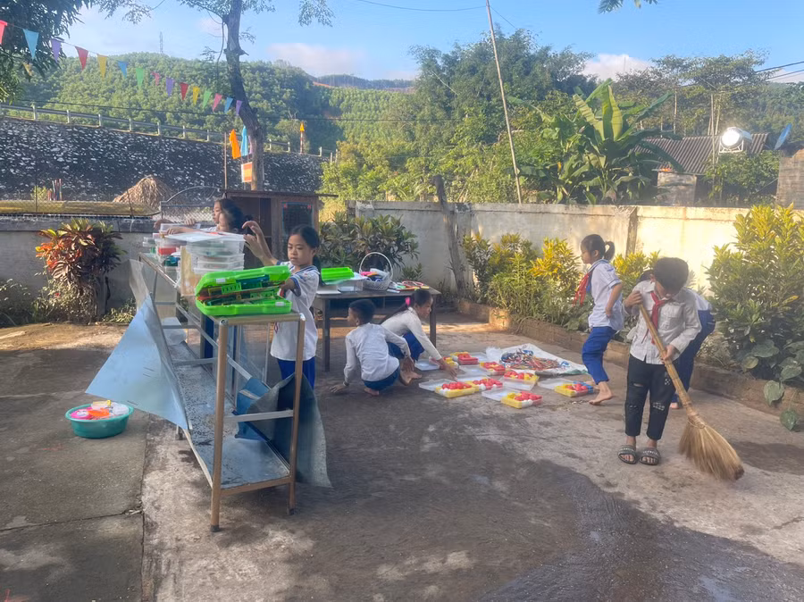 Hơn 2.500 bộ sách giáo khoa của học sinh Nghệ An bị hư hỏng, hoặc nước lũ cuốn trôi. Hơn 2.500 bộ sách giáo khoa của học sinh Nghệ An bị hư hỏng, hoặc nước lũ cuốn trôi.