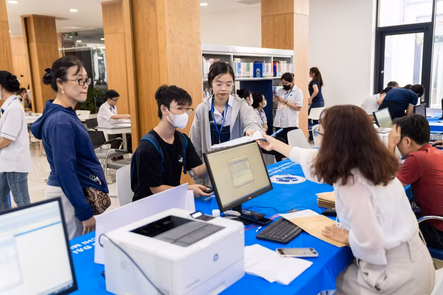 Tân sinh viên Trường ĐH Công Thương TP Hồ Chí Minh nộp hồ sơ nhập học. Ảnh: Website nhà trường