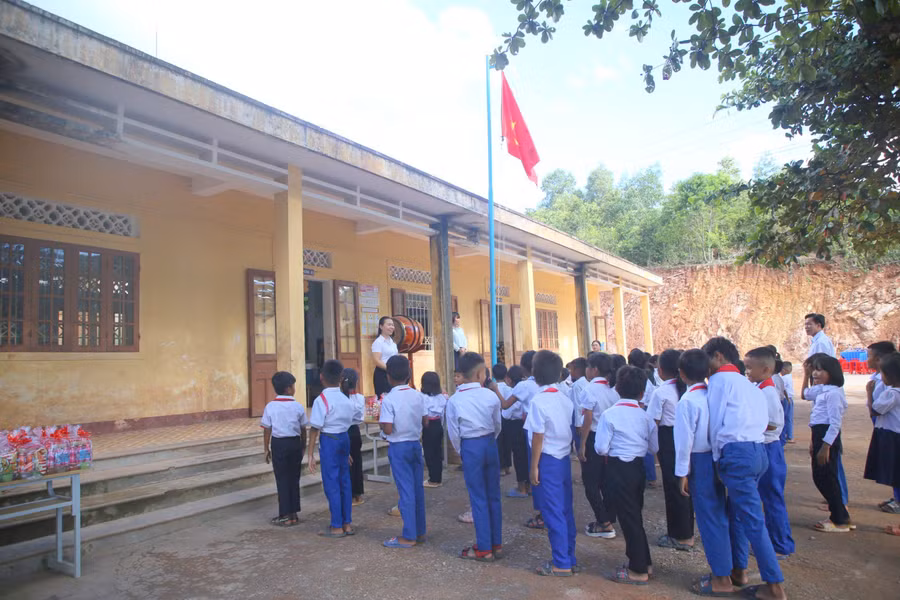 Cô trò điểm trường Trại Cá, Trường Tiểu học Tà Long, huyện Đakrông, tỉnh Quảng Trị.