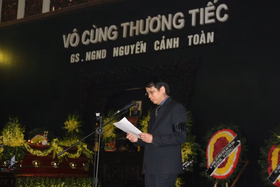 Thứ trưởng Bộ GD&ĐT Phạm Mạnh Hùng xúc động đọc điếu văn tại lễ truy điệu