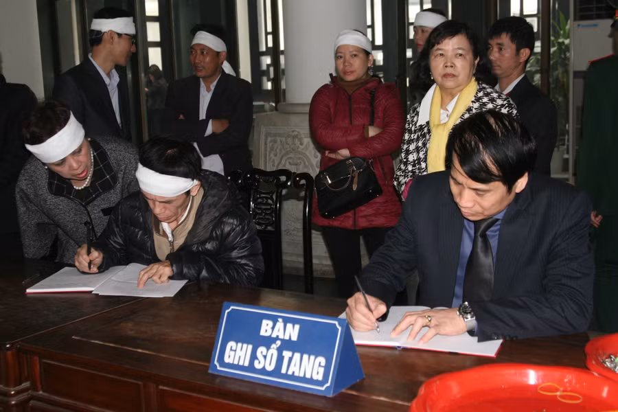 Thứ trưởng Phạm Mạnh Hùng xúc động viết trong sổ tang: “Cuộc đời và sự nghiệp của Giáo sư mãi mãi là tấm gương sáng cho các thế hệ noi theo. Xin bày tỏ lòng tri ân sâu sắc và tiếc thương vô hạn trước đau thương mất mát này”.