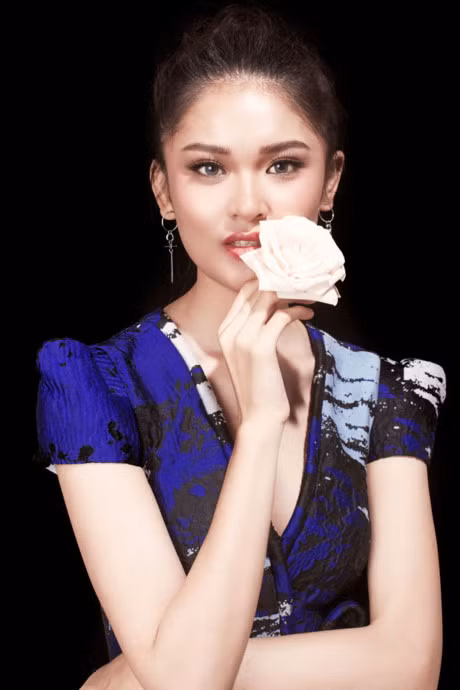 A hau Thuy Dung khoe duong cong day bi an - Anh 5