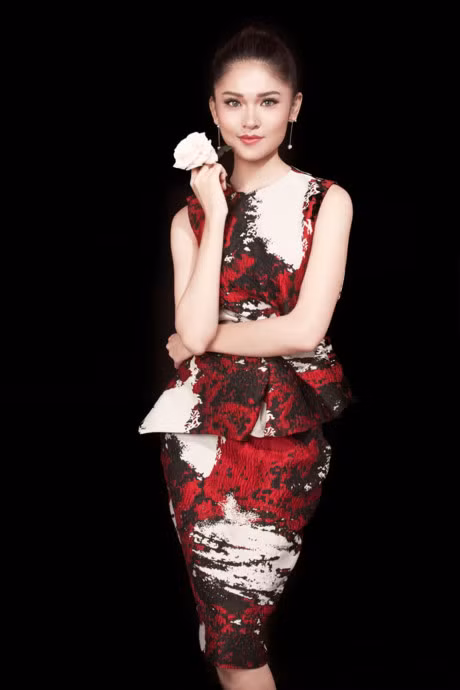A hau Thuy Dung khoe duong cong day bi an - Anh 1