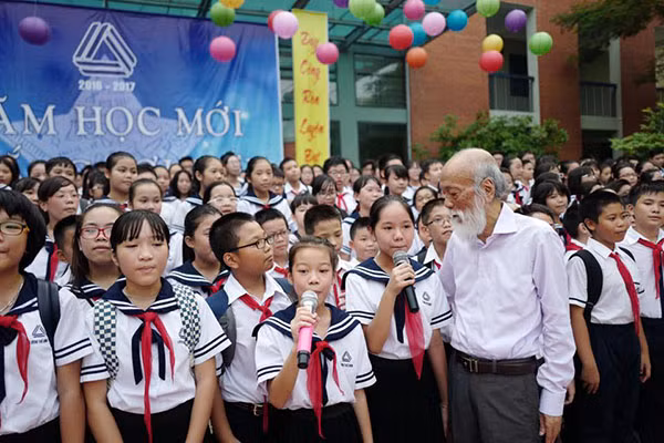 PGS Văn Như Cương cùng học trò trong lễ khai giảng năm học mới