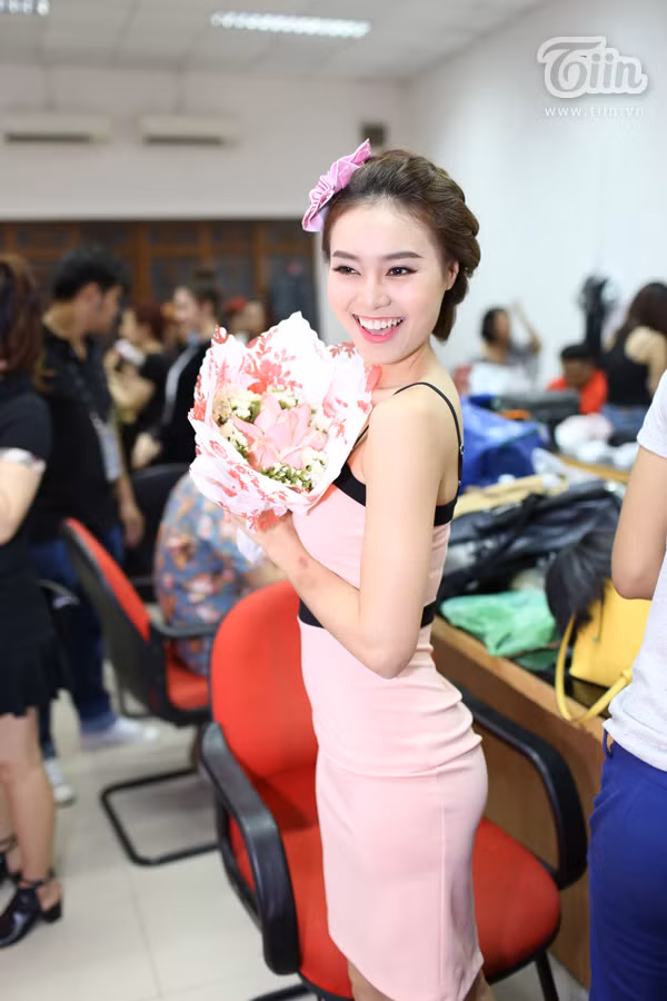 Trai Tây tình tứ ôm Angela Phương Trinh
