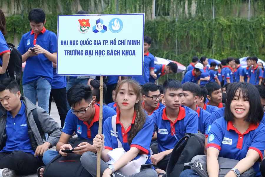 Sinh viên có mạt từ sớm tham gia Lễ ra quân Sinh viên có mạt từ sớm tham gia Lễ ra quân