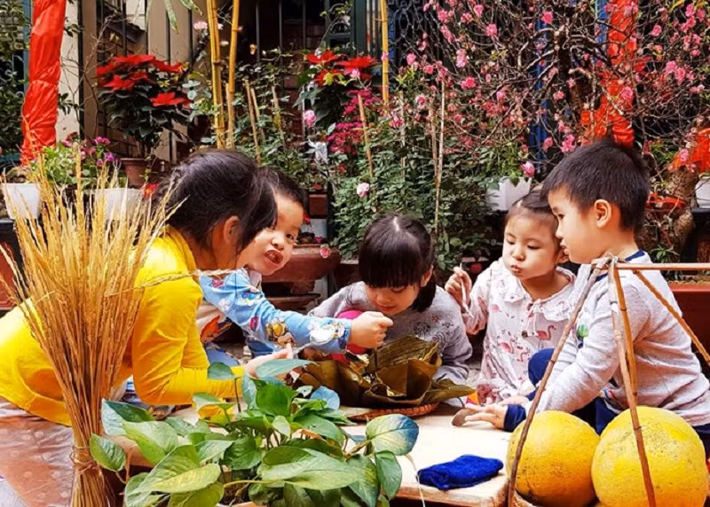 Nhiều trường mầm non tổ chức hoạt động gói bánh chưng ngày Tết nhằm tạo không gian bếp cho trẻ. Ảnh minh họa.