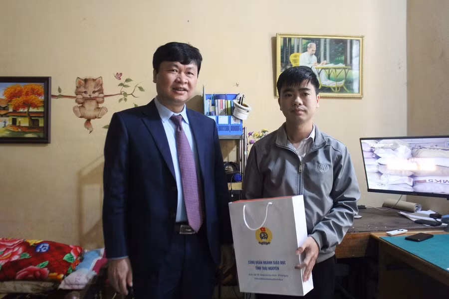 PGS.TS Phạm Việt Đức, Giám đốc sở Giáo dục và Đào tạo tỉnh Thái Nguyên tặng quà động viên giáo viên xa quê đang công tác tại trường THPT Hoàng Quốc Việt (Võ Nhai).