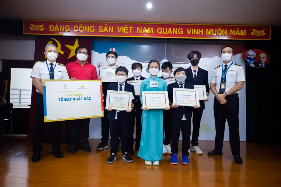 Các em tự hào khi giành giải thưởng Tổ bay xuất sắc nhất
