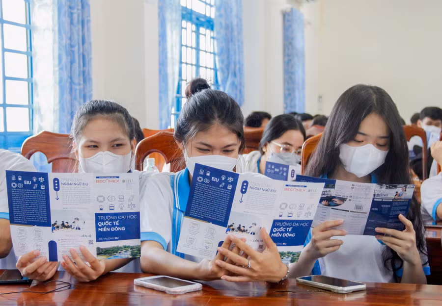 Học sinh lớp 12 tham khảo thông tin và đăng ký nhận chính sách học bổng toàn phần EIU. Học sinh lớp 12 tham khảo thông tin và đăng ký nhận chính sách học bổng toàn phần EIU.