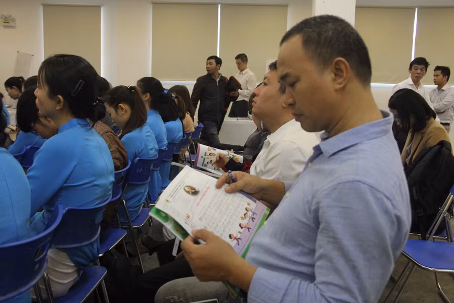 Phụ huynh Đà Nẵng tiếp cận sách giáo khoa Chương trình GDPT 2018 để tham gia lựa chọn sách. Ảnh: TG