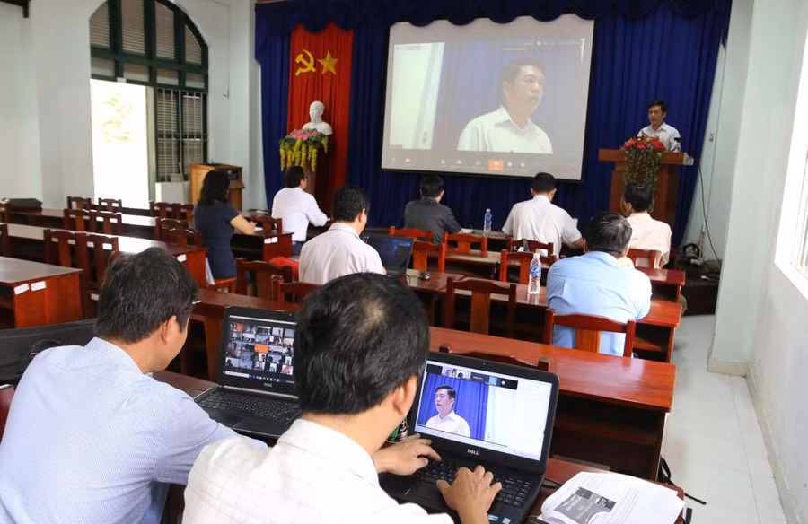 Một cuộc họp chuyên môn trực tuyến tại Sở GD&ĐT Tiền Giang. Một cuộc họp chuyên môn trực tuyến tại Sở GD&ĐT Tiền Giang.