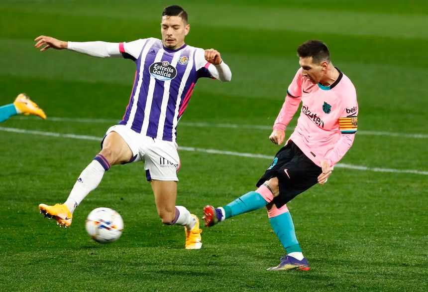Các mắt xích trong đội hình Barca hoạt động trơn tru trước hàng thủ đội chủ nhà. Bàn thắng thứ 3 của đội khách đến sau tình huống phối hợp tam giác ăn ý giữa De Jong, Pedri và Messi. Pha giật gót của Pedri đặt Messi vào vị trí thuận lợi. Tiền đạo số 10 không bỏ lỡ cơ hội để nâng tỷ số lên 3-0 cho Barca ở phút 65.