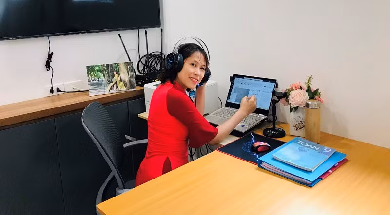 Cô Trần Thị Thu Hương, Trường THCS Nam Từ Liêm (Hà Nội) trong buổi họp trực tuyến.