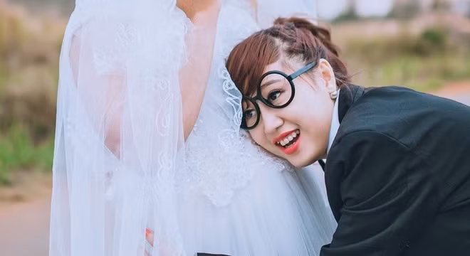 Bộ ảnh cưới nhí nhố của chú rể ‘mang bầu’ và cô dâu manly