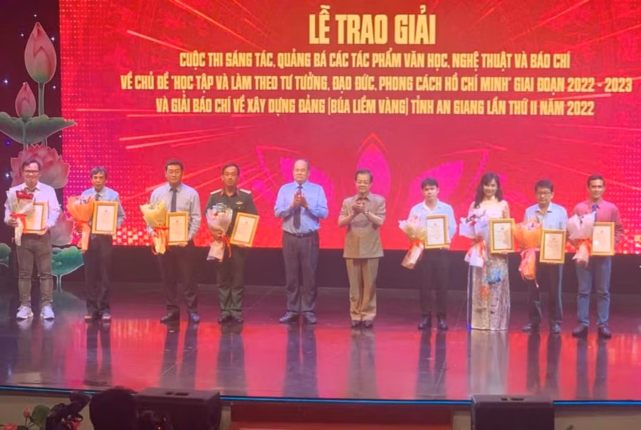 An Giang trao giải cuộc thi viết về học tập và làm theo gương Bác ảnh 1