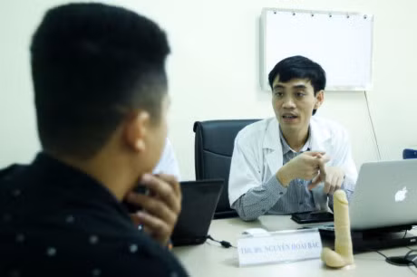 Quy ong keu cuu sau khi duoc bac si Trung Quoc cat bao quy dau - Anh 1