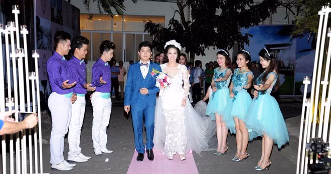 Lễ rước dâu dự kiến bắt đầu vào lúc 2h30 sáng nên Nhật Kim Anh phải dậy từ 1h để trang điểm, làm tóc... Tuy nhiên, khoảng 1h30, khu vực nhà cô dâu sinh sống bỗng dưng mất điện. May mắn là gia đình đã chuẩn bị sẵn máy phát điện để phòng nên chỉ ít phút sau, sự cố đã được khắc phục. Đám cưới sao Việt gặp sự cố mưa gió, mất điện