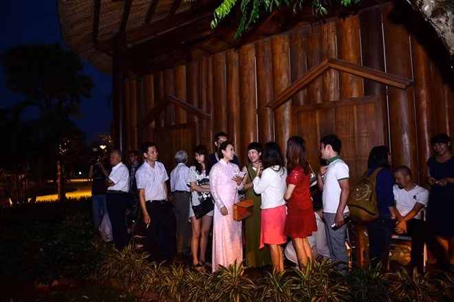 Nữ ca sĩ đứng trú mưa và vui vẻ trò chuyện cùng các khách mời. Không lâu sau đó, khi trời quang mưa tạnh, đám cưới của Khánh Linh và doanh nhân Trần Tùng tiếp tục được tổ chức trong không gian thoáng đãng ngoài trời. Đám cưới sao Việt gặp sự cố mưa gió, mất điện