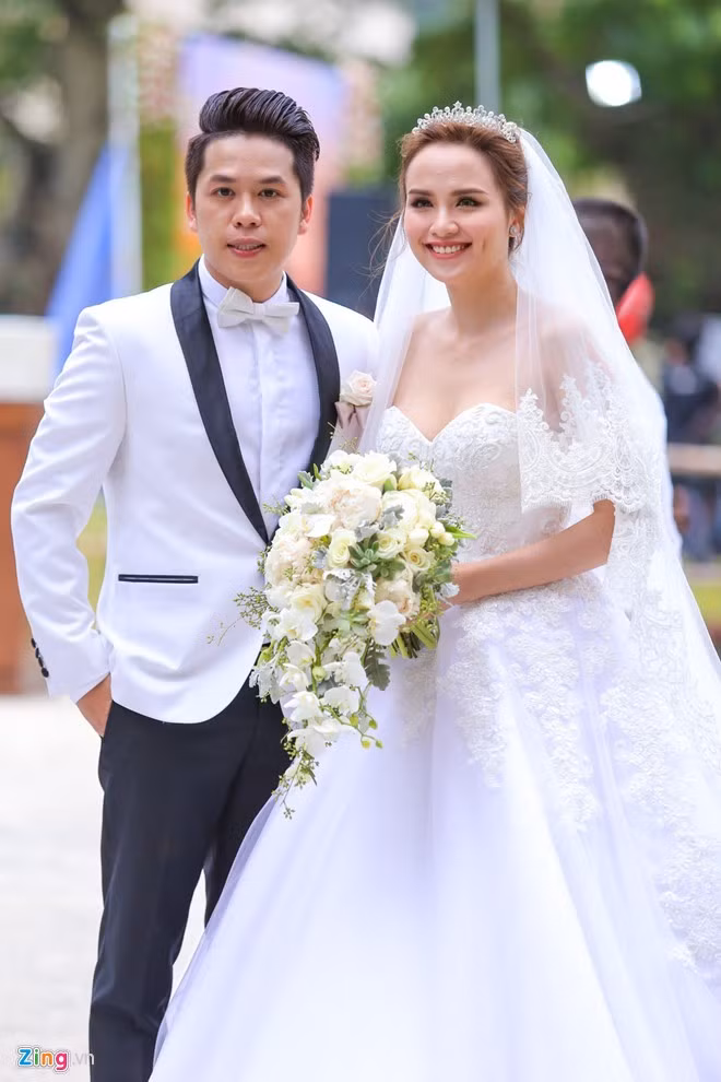 Diễm Hương tạm ngưng đám cưới ngoài trời vì trời mưa: Hôn lễ của Hoa hậu Thế giới người Việt 2010 được tổ chức tại sân vườn của một khách sạn vào chiều 29/10. Sáng cùng ngày, lễ rước dâu được tổ chức theo phong cách của thập niên 1990 khá ấn tượng. Trong ảnh, Diễm Hương và ông xã Quang Huy rạng rỡ tiếp đón quan khách tới tiệc cưới. Đám cưới sao Việt gặp sự cố mưa gió, mất điện