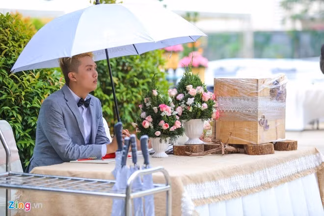 Tuy nhiên, thời tiết không chiều lòng người. Khi quan khách bắt đầu ổn định chỗ ngồi để chuẩn bị bắt đầu bữa tiệc thì trời Sài Gòn đổ mưa. Diễm Hương - Quang Huy cùng các khách mời vội vã di chuyển vào khu vực có mái che. Bà mẹ một con chỉ mời khoảng 200 khách gồm gia đình và bạn bè thân thiết tới tiệc cưới. Đám cưới sao Việt gặp sự cố mưa gió, mất điện