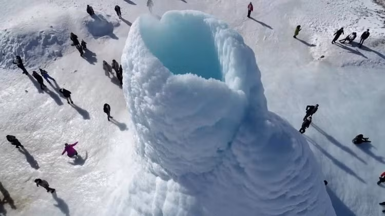 Ngọn núi lửa băng độc đáo ở Kazakhstan.