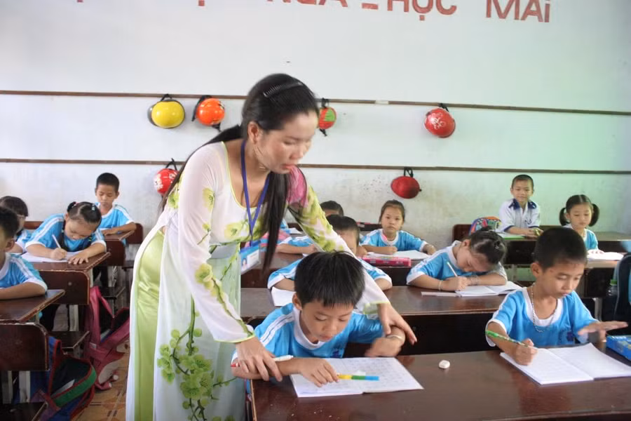 Chính sách thu hút giáo viên là giải pháp thu hút được người tài, vừa đảm bảo nhân lực phục vụ ngành Giáo dục. Chính sách thu hút giáo viên là giải pháp thu hút được người tài, vừa đảm bảo nhân lực phục vụ ngành Giáo dục.