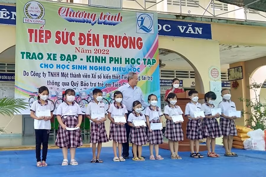 Tặng quà cho các em học sinh tại chương trình.
