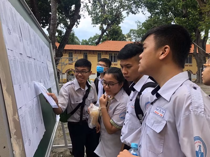Thí sinh tới sớm coi danh sách phòng thi