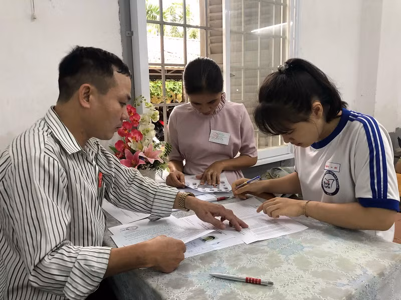 Thí sinh kí nhận thẻ dự thi