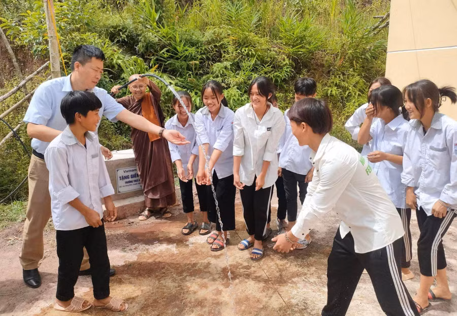 Thầy và trò Trường PTDTBT Tiểu học – THCS Vàng Đán đón niềm vui nước sạch.
