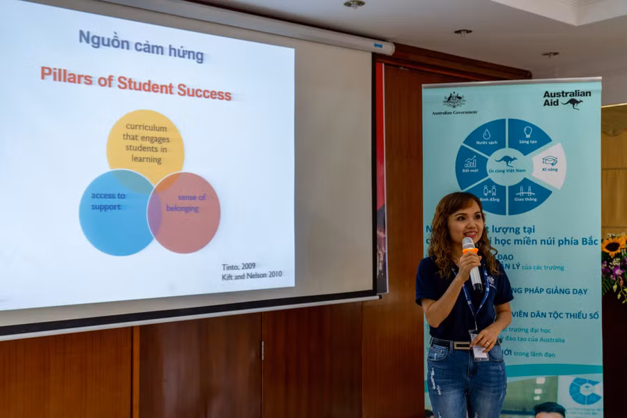Cô Nguyễn Thị Thu Thủy thuyết trình trong buổi làm việc nhóm