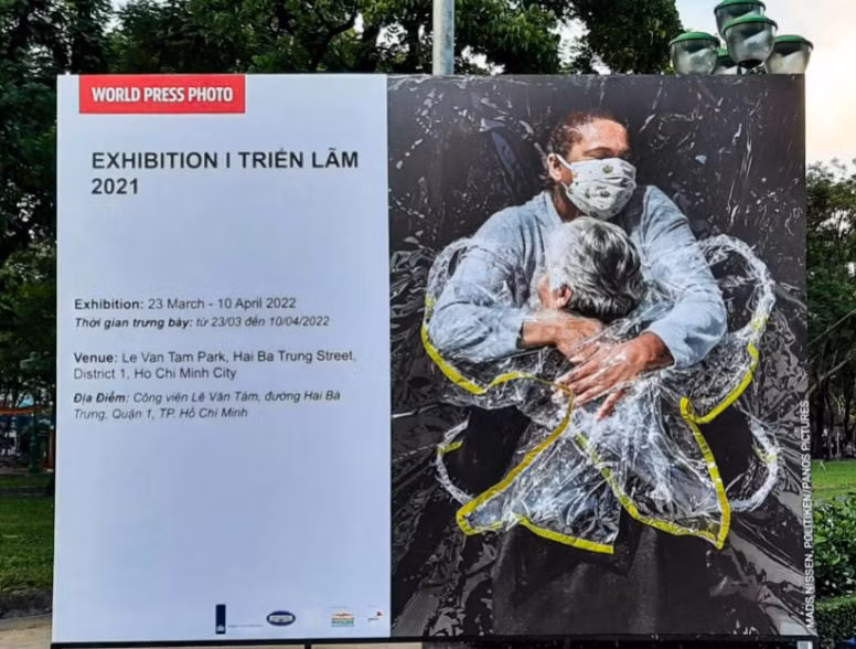Bức ảnh Cái ôm đầu tiên (The First Embrace) của nhiếp ảnh gia người Đan Mạch Mads Nissen được đặt tại lối ra vào triển lãm.