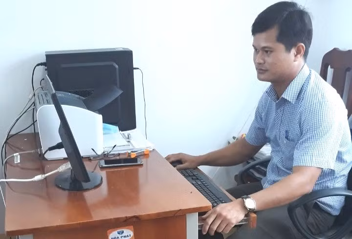 Thầy Trần Kim Cưng giao lưu cùng độc giả.