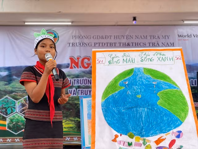 Em Nguyễn Thị Hồng Diệu, HS Trường Phổ thông dân tộc bán trú Tiểu học - THCS Trà Nam thuyết trình về thông điệp bảo vệ môi trường trong phần thi vẽ tranh. Em Nguyễn Thị Hồng Diệu, HS Trường Phổ thông dân tộc bán trú Tiểu học - THCS Trà Nam thuyết trình về thông điệp bảo vệ môi trường trong phần thi vẽ tranh.