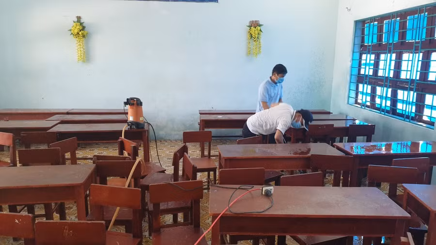 Cán bộ, GV các trường tiểu học, THCS tại xã Hòa Bắc tiến hành khử khuẩn, vệ sinh trường lớp để đón HS trở lại trường.
