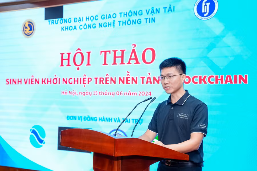 TS Hoàng Văn Thông, Trưởng khoa Công nghệ thông tin, Trường Đại học Giao thông vận tải phát biểu khai mạc Hội thảo.