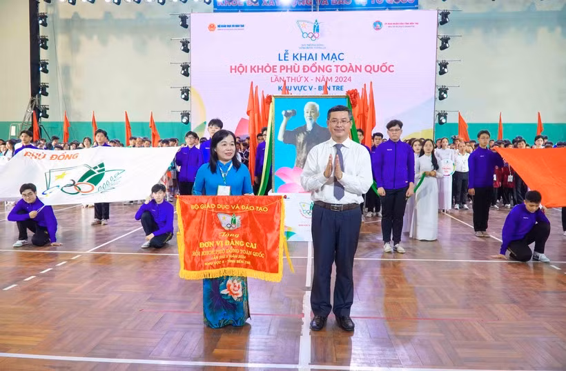 Thứ trưởng Bộ GD&ĐT Nguyễn Văn Phúc trao cờ cho đơn vị đăng cai HKPĐ toàn quốc khu vực V. Ảnh: Thành Thật. Thứ trưởng Bộ GD&ĐT Nguyễn Văn Phúc trao cờ cho đơn vị đăng cai HKPĐ toàn quốc khu vực V. Ảnh: Thành Thật.