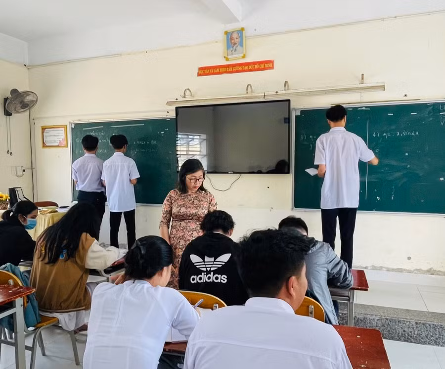 Giáo viên tổ toán TT GDTX số 2 thường gọi từ 2-3 học sinh lên bảng làm bài cũ để tăng số lượng học sinh được kiểm tra, qua đó nắm được mức độ hiểu bài của học sinh. Giáo viên tổ toán TT GDTX số 2 thường gọi từ 2-3 học sinh lên bảng làm bài cũ để tăng số lượng học sinh được kiểm tra, qua đó nắm được mức độ hiểu bài của học sinh.