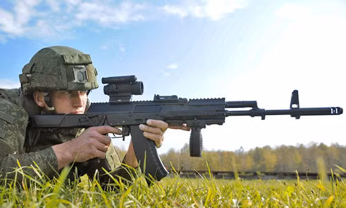 Binh sĩ Nga thử nghiệm AK-12.
