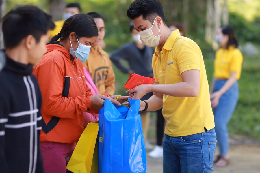 Những món quà Tết đầy ý nghĩa với bà con vùng lũ