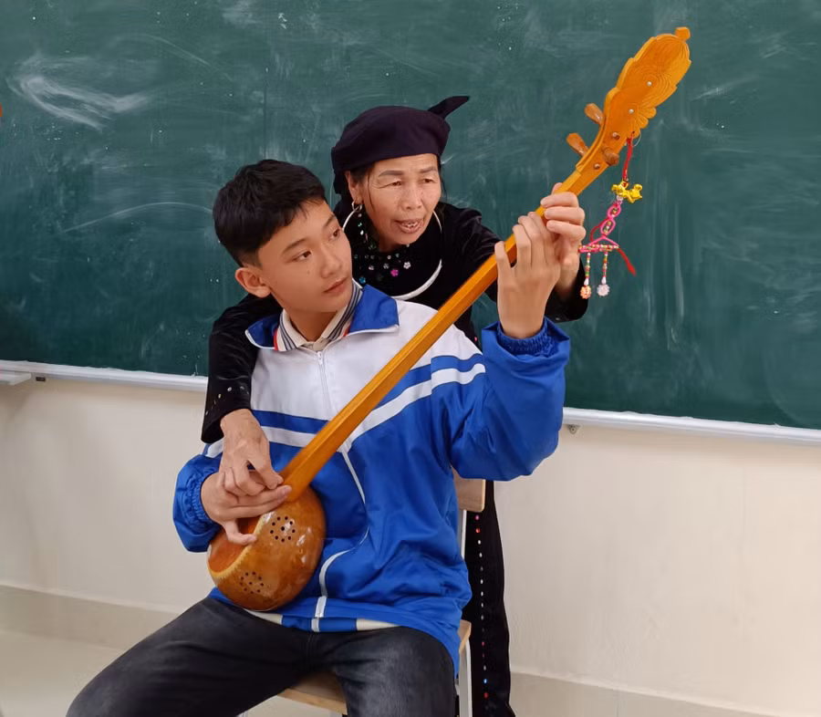 Học sinh Trường Tiểu học &amp; THCS Văn Minh (Na Rì, Bắc Kạn) học đàn tính. Ảnh: NTCC