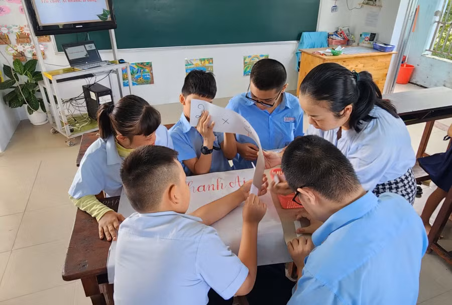 Hoạt động làm việc nhóm trong một tiết học của học sinh Trường Chuyên biệt Tương lai (Đà Nẵng). Ảnh: NTCC