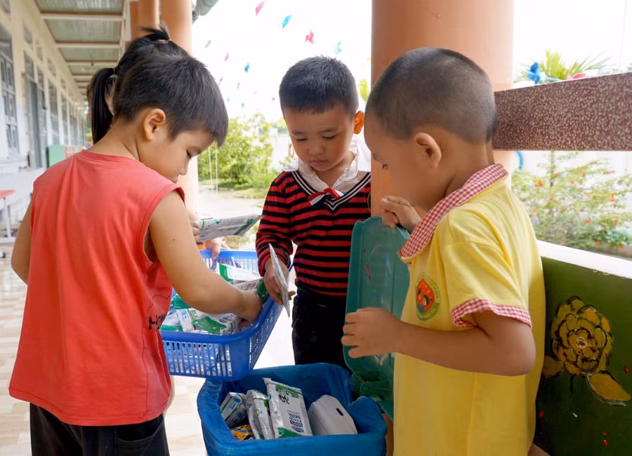 Các bé cấp mầm non nhưng đã rất tự giác gấp gọn vỏ hộp sữa sau khi uống và bỏ đúng nơi quy định.
