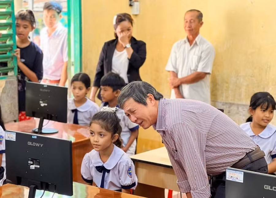 Niềm vui của học sinh điểm lẻ Trường Tiểu học A Lương Phi khi có được phòng máy vi tính học Tin học.